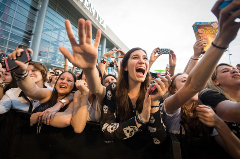 Girls going crazy for Ed Sheeran at the pre-show outdoor concert ahead of Y100's Jingle Ball in Miami, Florida